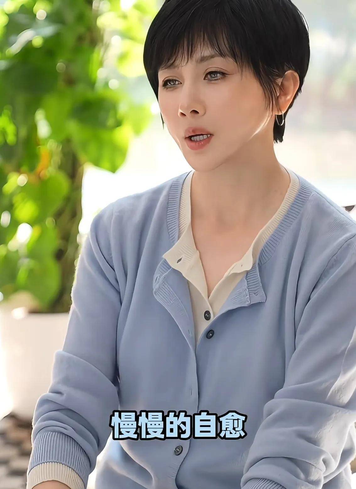 从画面中可以看到如今44岁的她短发造型妆容虽然精致但选择了低调