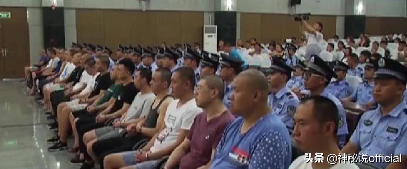 这些人为了攫取更大的社会权力和地位,秘密形成了一股庞大的黑恶势力