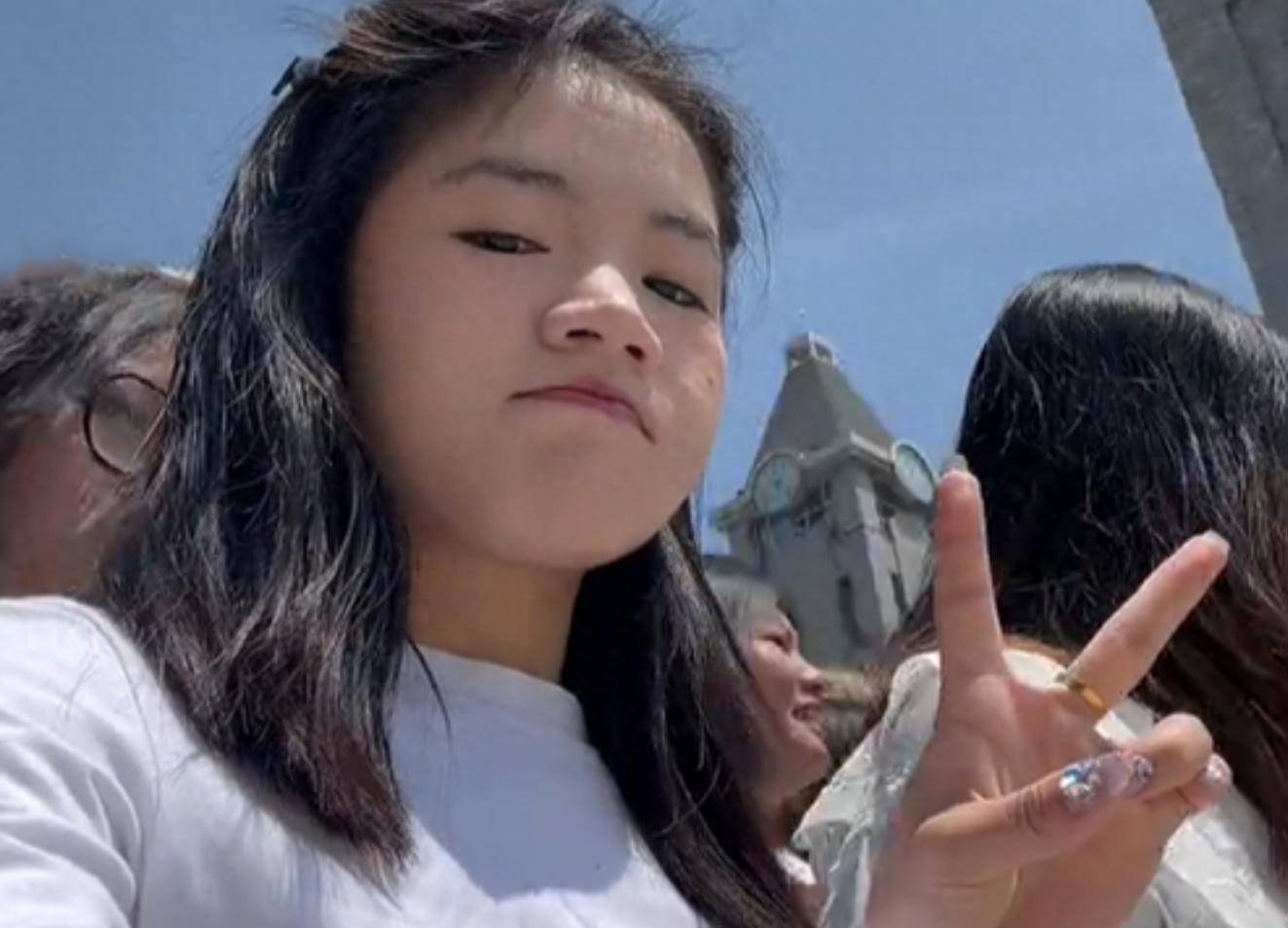 变形计女孩李勒优大学毕业了,城市妈妈送轿车,送面馆,送别墅