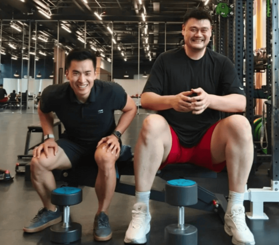 卸任后姚明近照：恢复训练瘦了不少，状态好，享受生活很开心