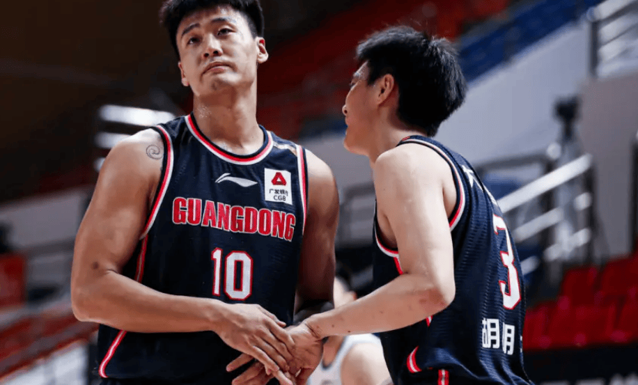 广东男篮热身赛锋线哑火，杜锋或弃用两人，刘传兴沈梓捷成内线胜负手！