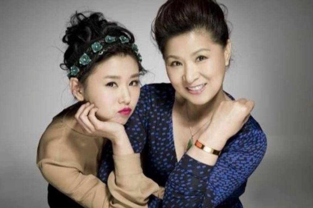 李小萌带娃逛商场,五口之家温馨聚,妈妈年轻貌美不请保姆