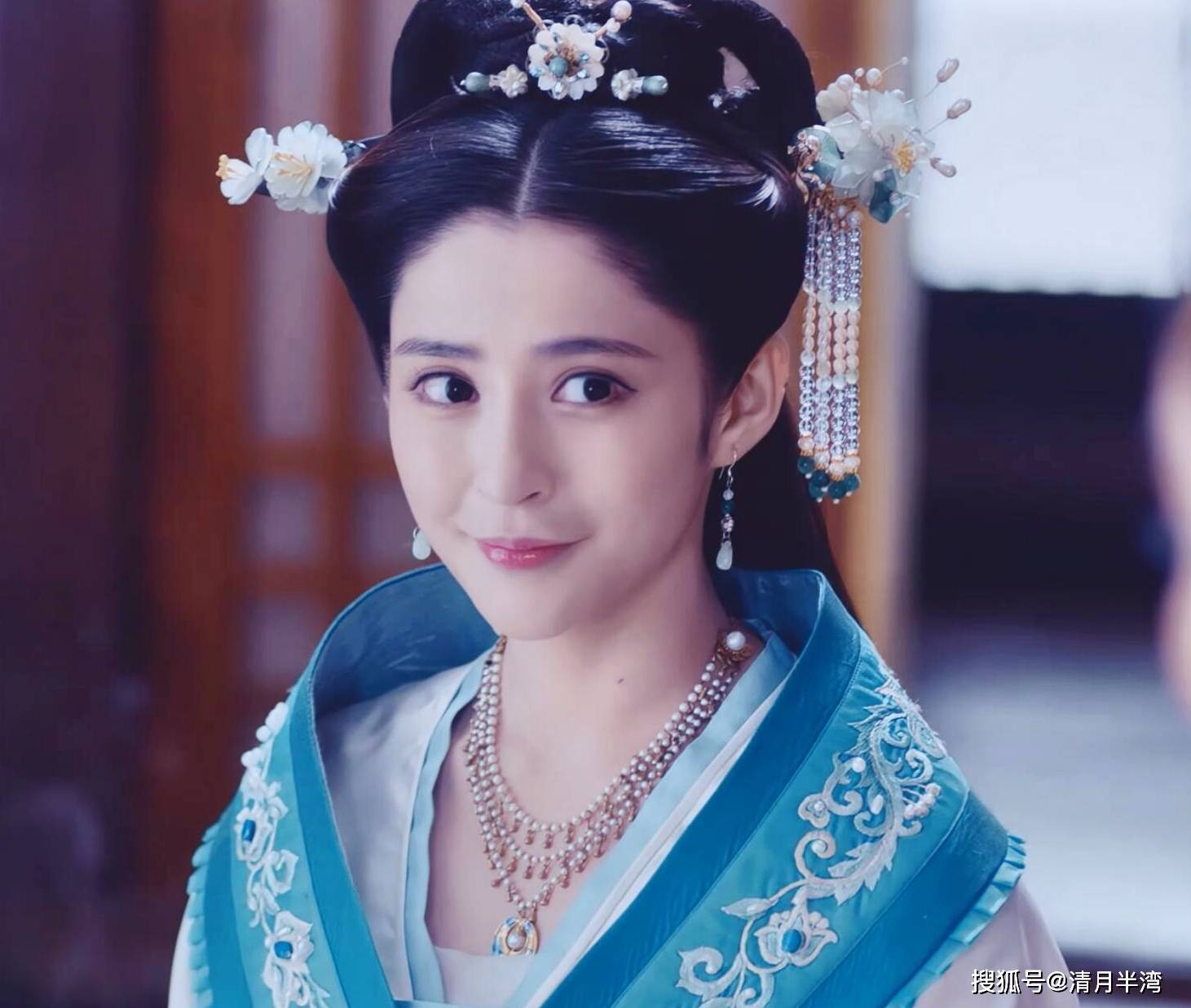 眼睛又大又圆,脸型是尖尖窄窄的小脸,早期的李心艾无论是古装,时装