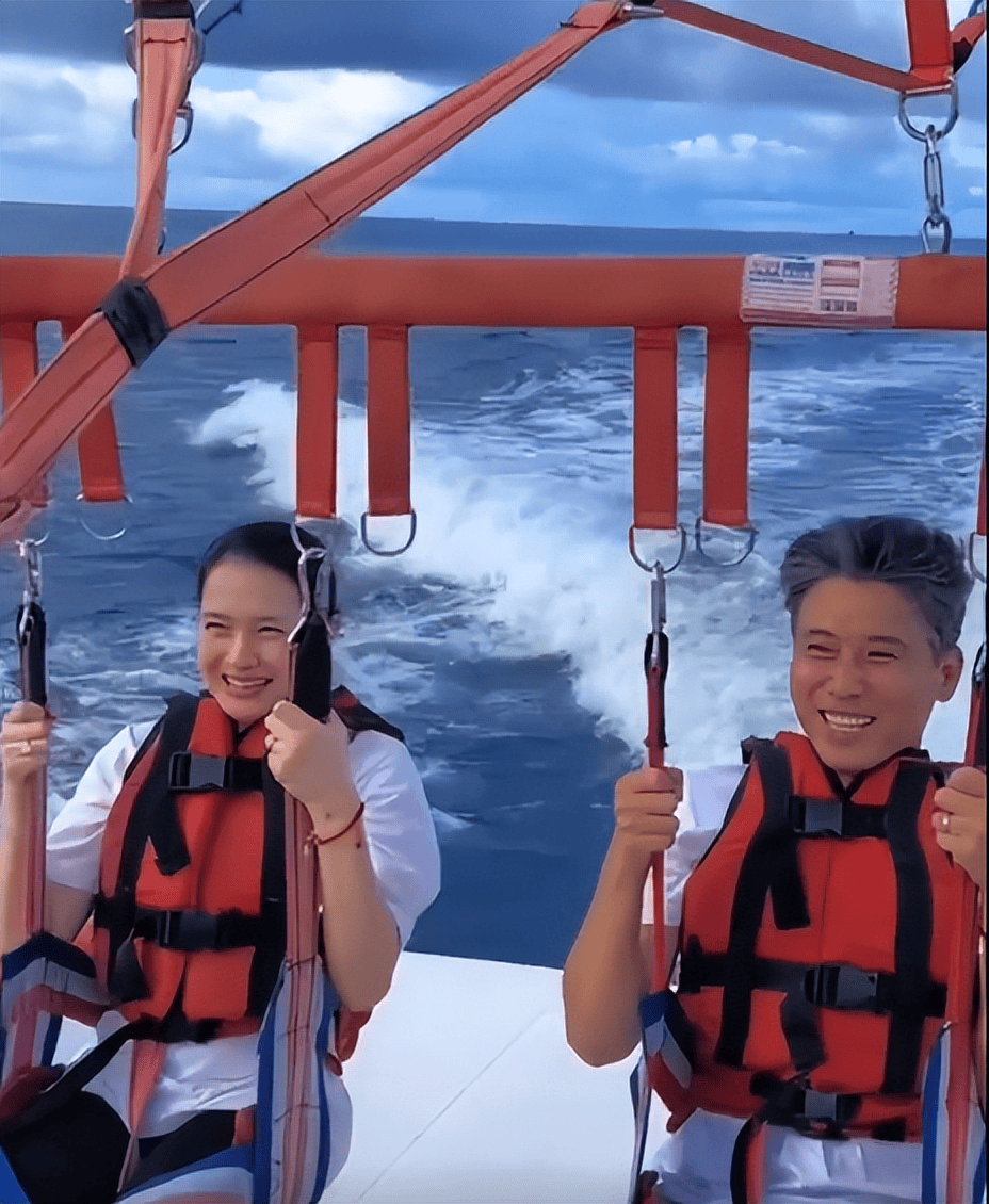 李乃文老婆罕见曝光!撞脸赵薇,气质不输女明星,身份曝光不简单