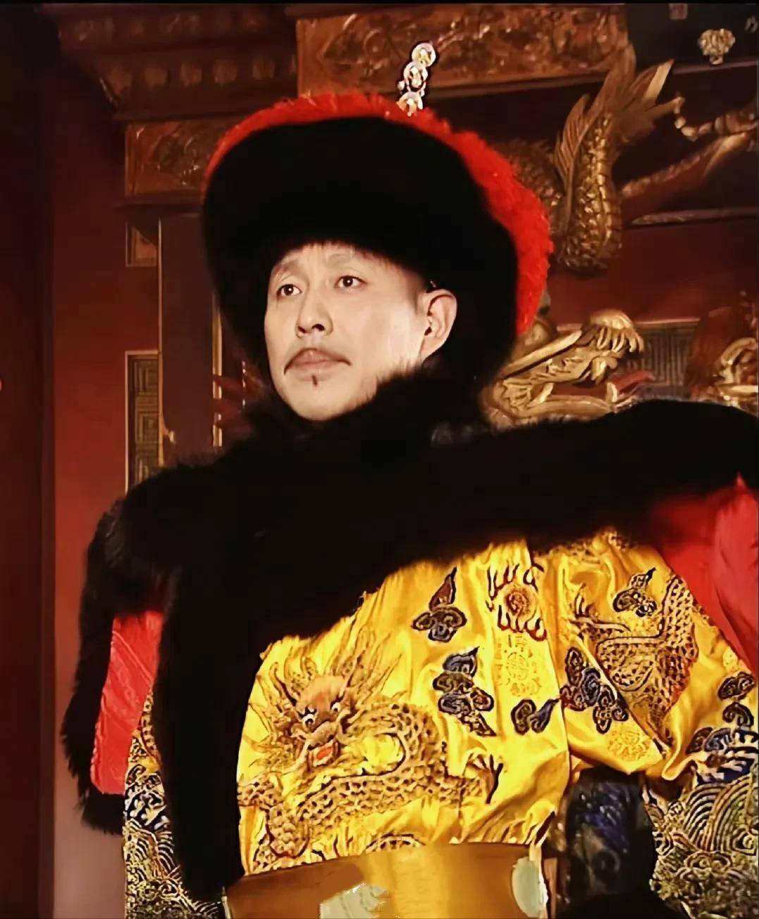 陈道明通过细腻的表演,把康熙从年轻的意气风发,到中年的沉稳睿智,再