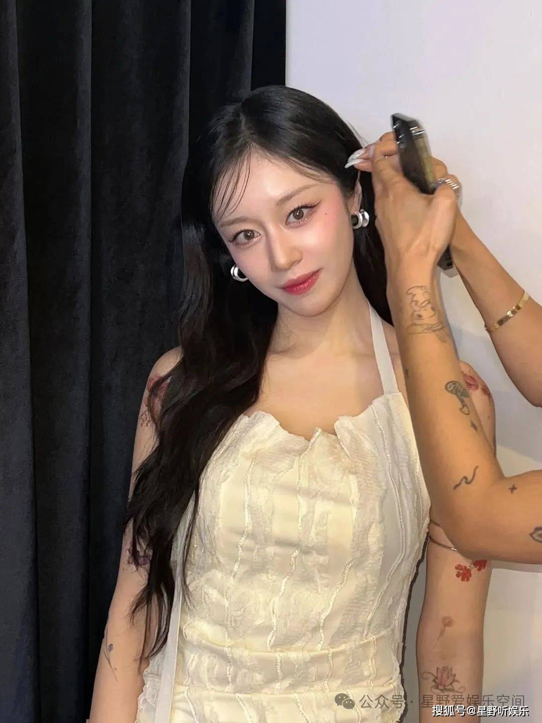 T-ara朴智妍晒个人新动态：满臂花朵文身，后背一串神秘字母_搜狐网, image size:1080x1440