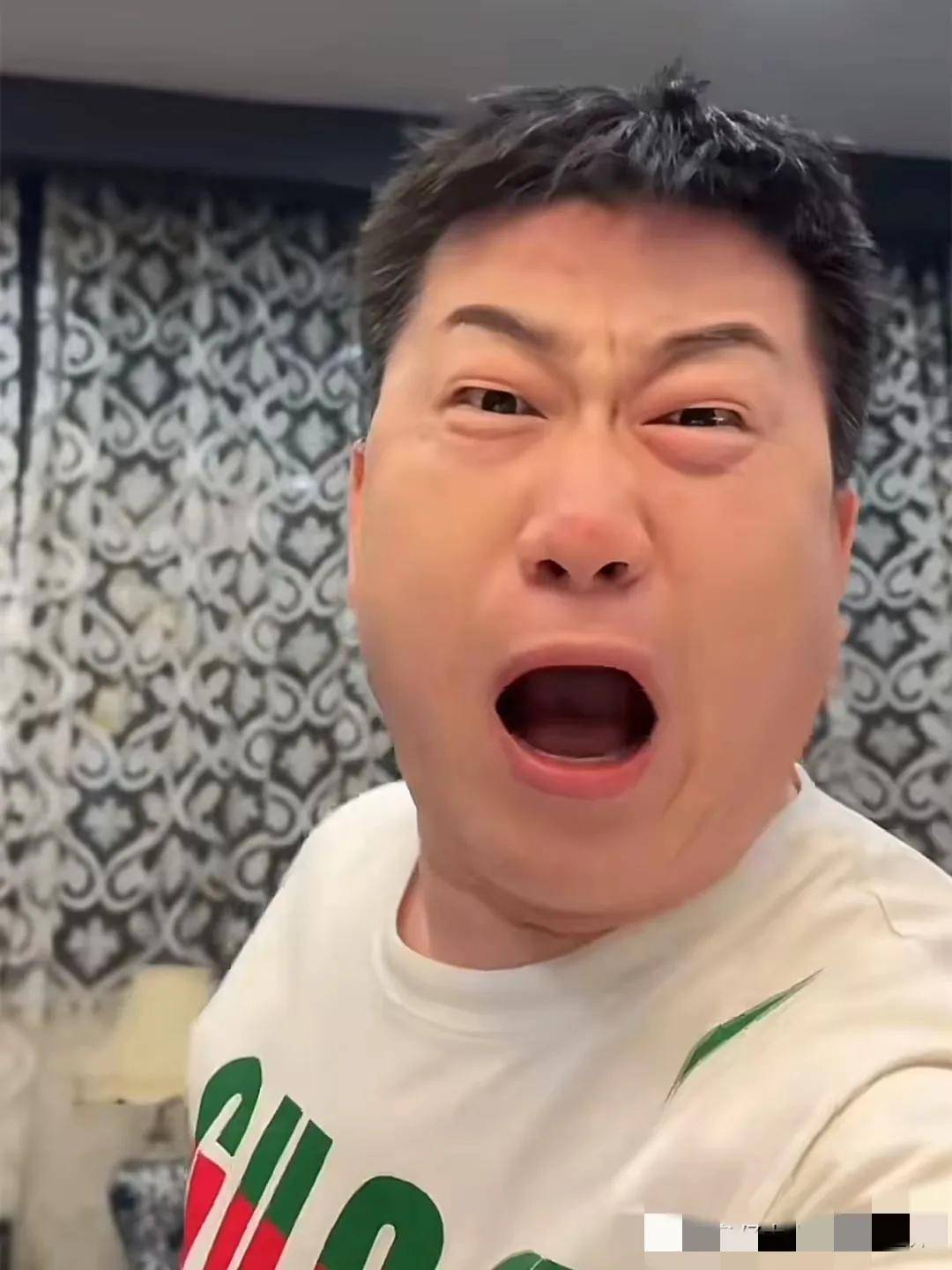 张鹤伦到学校,给儿子开家长会,全程戴口罩,轻松被其他家长认出