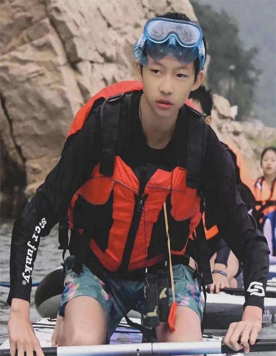 说实话曹郁的遗传基因真是不一般两个孩子都和爸爸很像