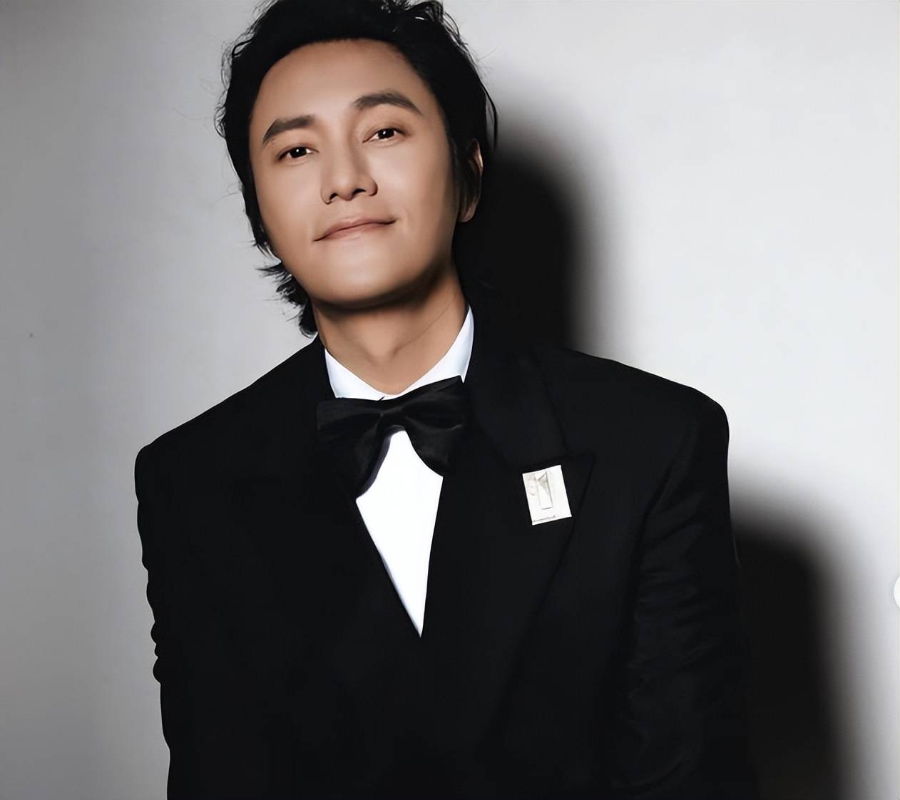 陈坤23岁儿子毕业照曝光!生母身份成谜,父子同框似兄弟