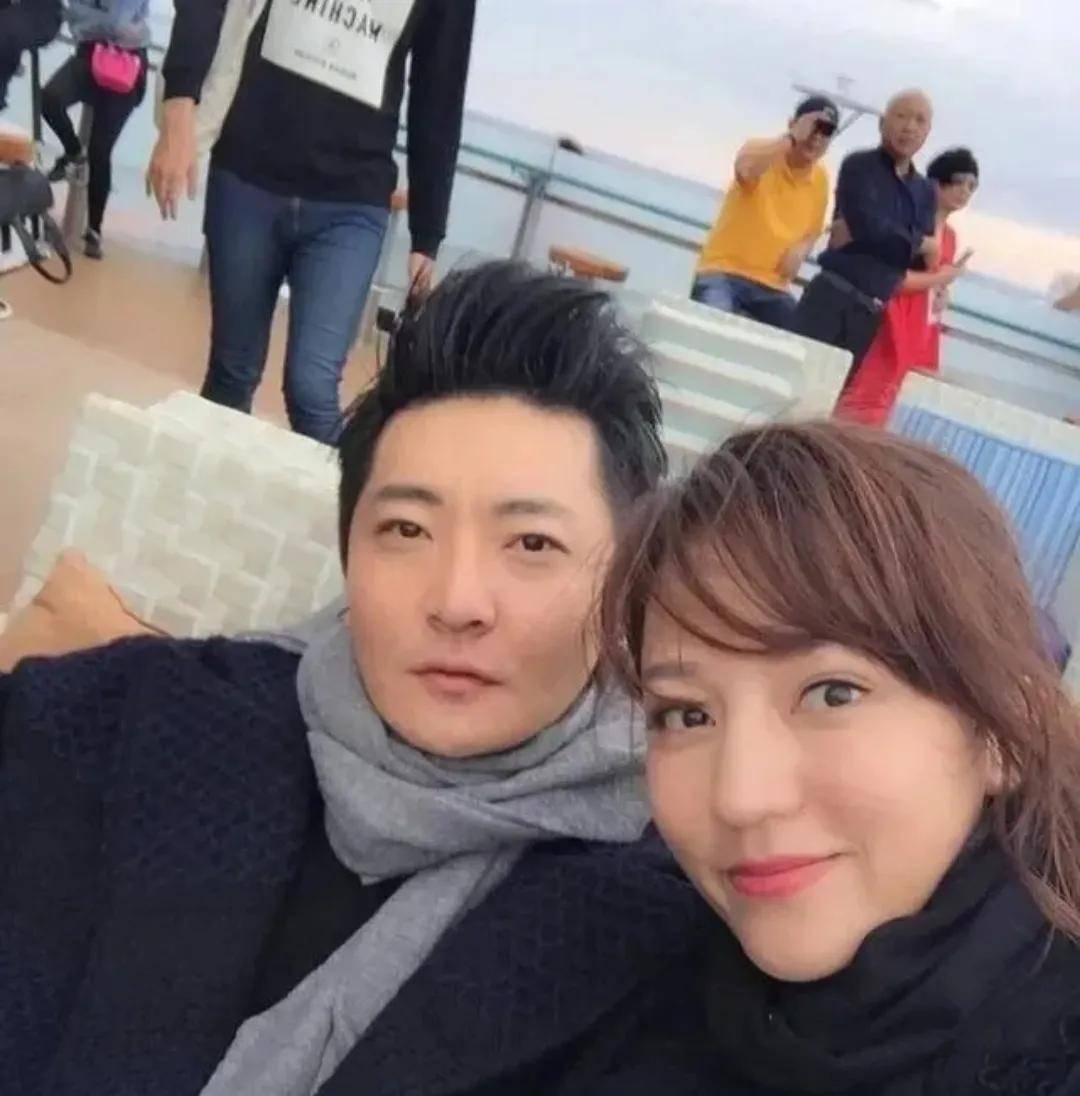 鲍蕾鲍莉两家相约逛街,没想到郭京飞与陆毅竟然是连襟,关系亲密