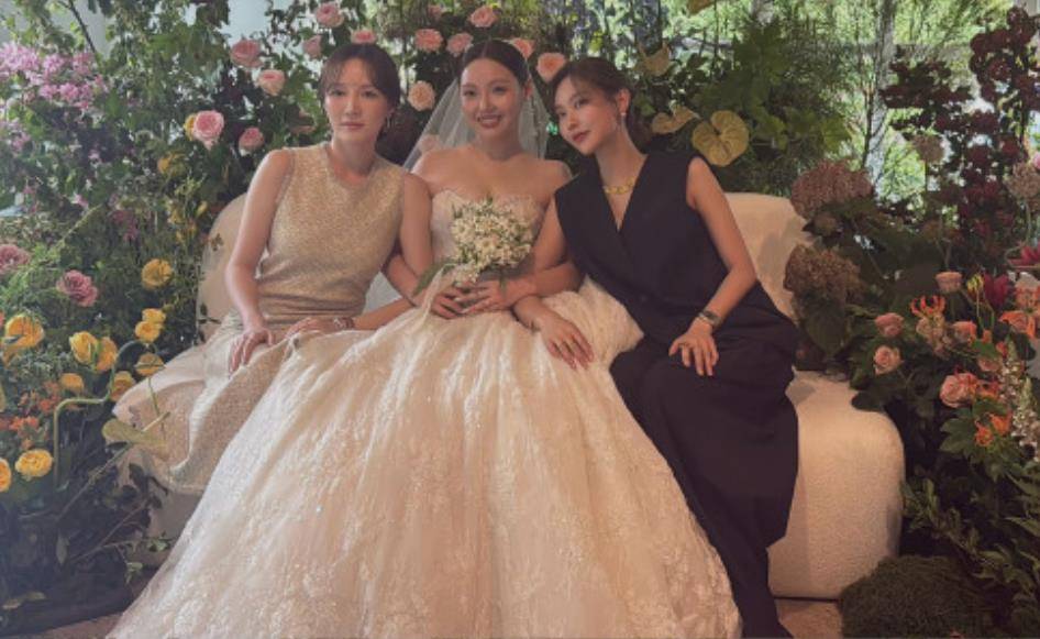 赵权在李玟暎婚礼上抢镜接捧花,称“小学五年级就认识” 插图2 赵权在李玟暎婚礼上抢镜接捧花,称“小学五年级就认识” 插图2