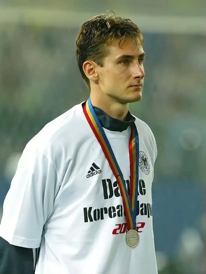 克洛泽47岁传奇:从世界杯射手王到德乙教头的空翻人生