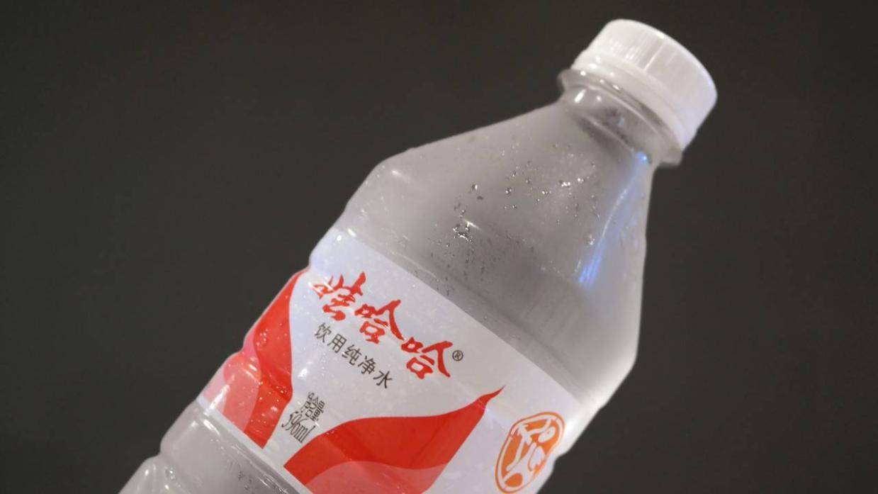 风波不断，娃哈哈越来越魔幻
