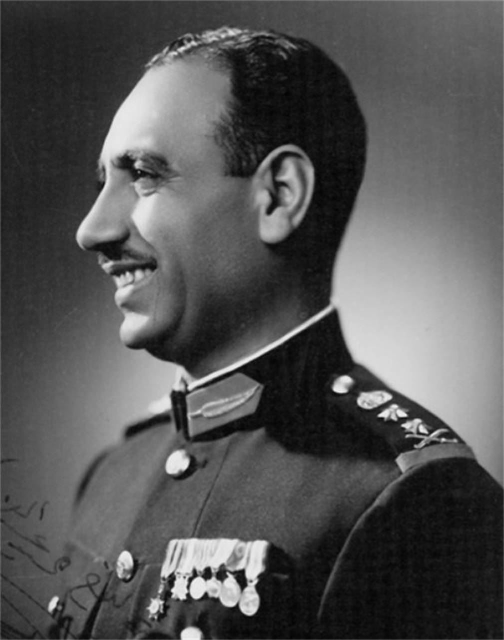 "恶魔之子"萨达姆有多狠毒?逼舅舅退位,让300多名高官吓破胆