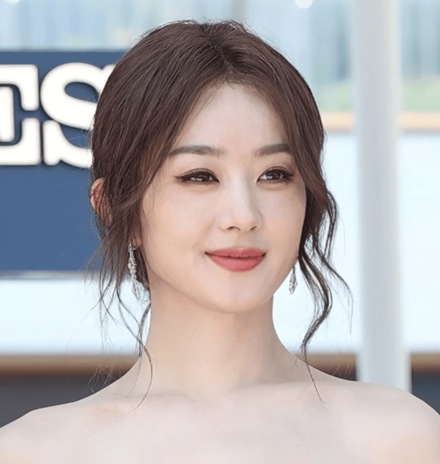 38岁赵丽颖发腮严重,从圆脸变成方脸,戴假发出席活动满脸疲倦