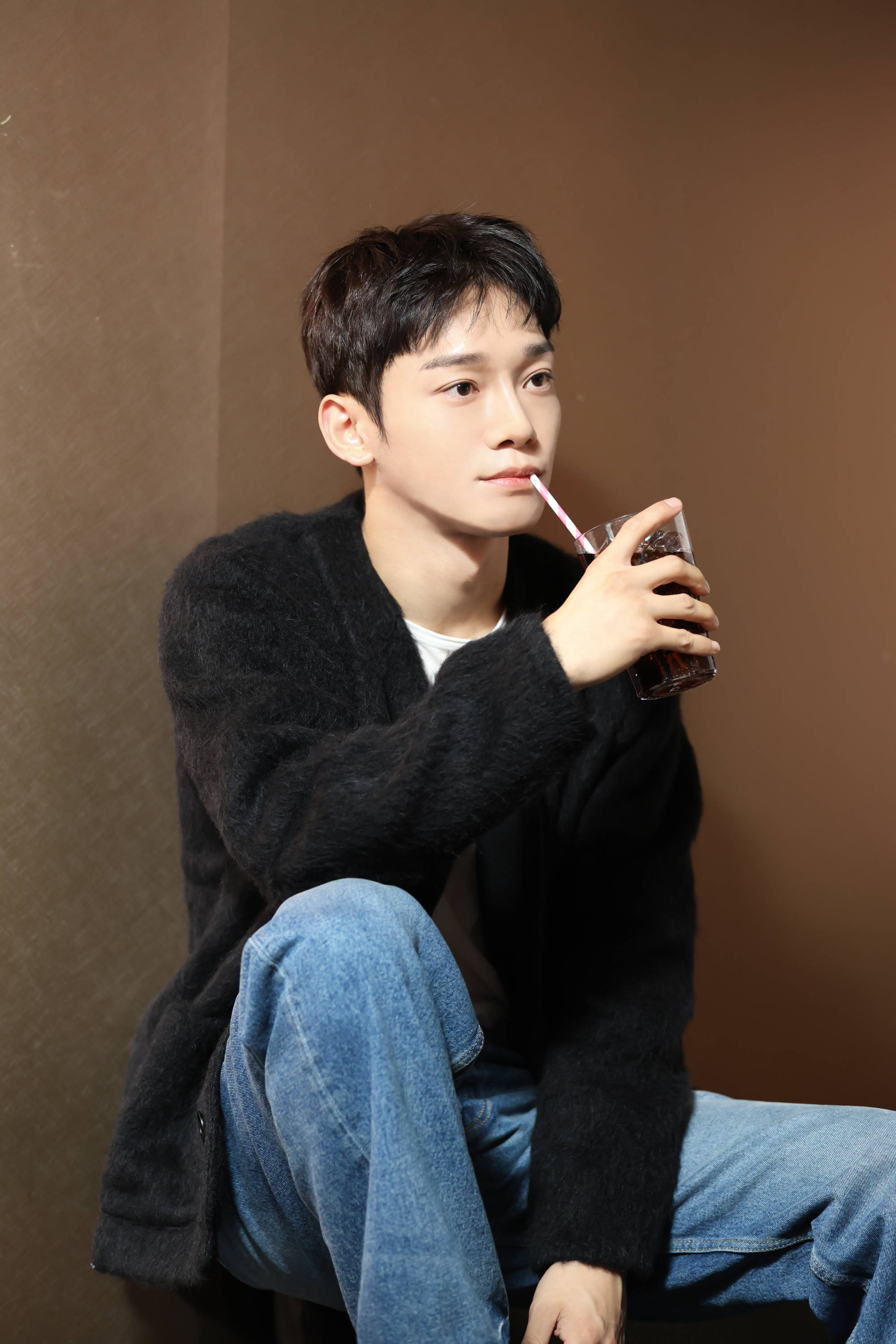 exo金钟大陪老婆和两个女儿出游,二胎正式亮相,打脸洗白的粉丝