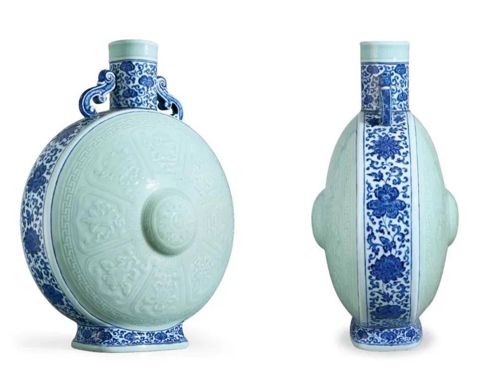 清乾隆 青花 豆青釉 彫刻 八宝紋抱月瓶 中国美術 高さ51CM 横36CM A blue and white vase, yuhuchunping, Seal mark and period of