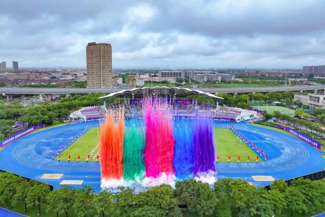 上午,嘉兴市第十一届运动会开幕式在嘉善县体育场举行