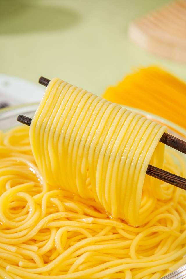 步,泡一泡,把水烧开把玉米面条和蔬菜,大虾一起煮熟一碗媲美星级面馆