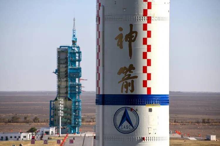 真实绝美照片！西方用卫星拍中国空间站：为何我们要航天员手动拍