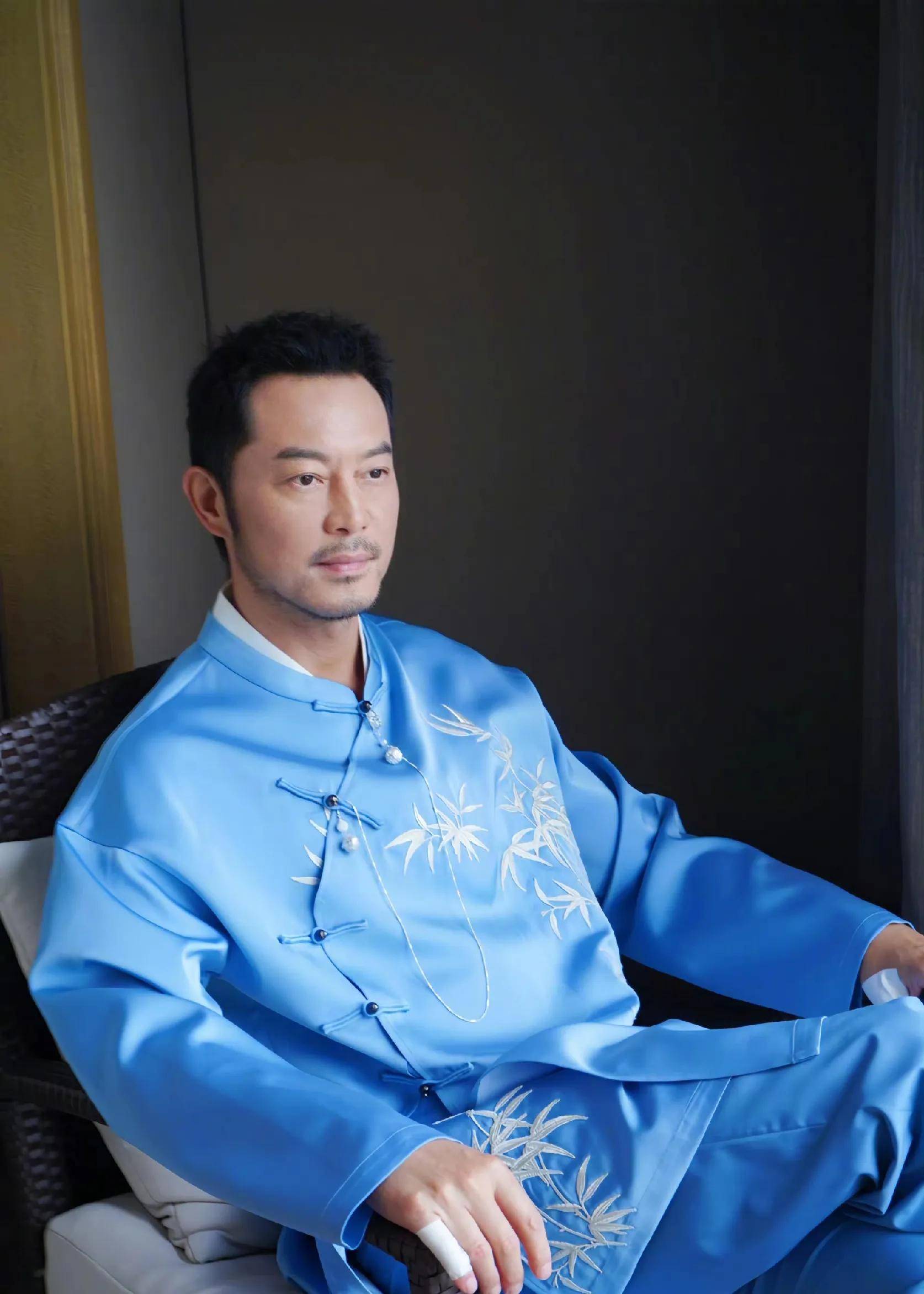 沙溢父亲节晒健身照,衣服被汗水打湿,浑身腱子肉,不留胡子真帅