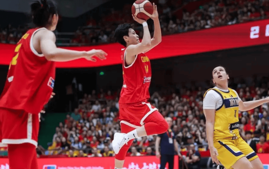 杨舒予22分闪耀全场，李缘低迷引发球迷热议