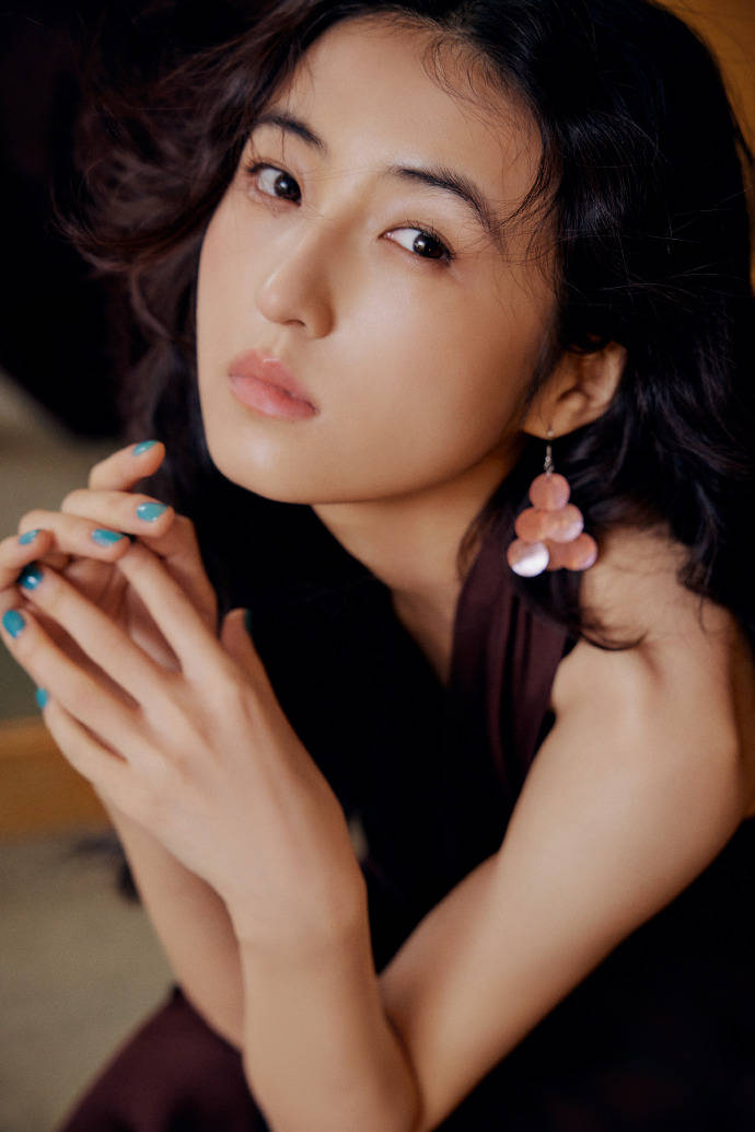 张子枫穿酒红色v裙又飒又酷,普通人如何用ai一键get同款氛围感大片?