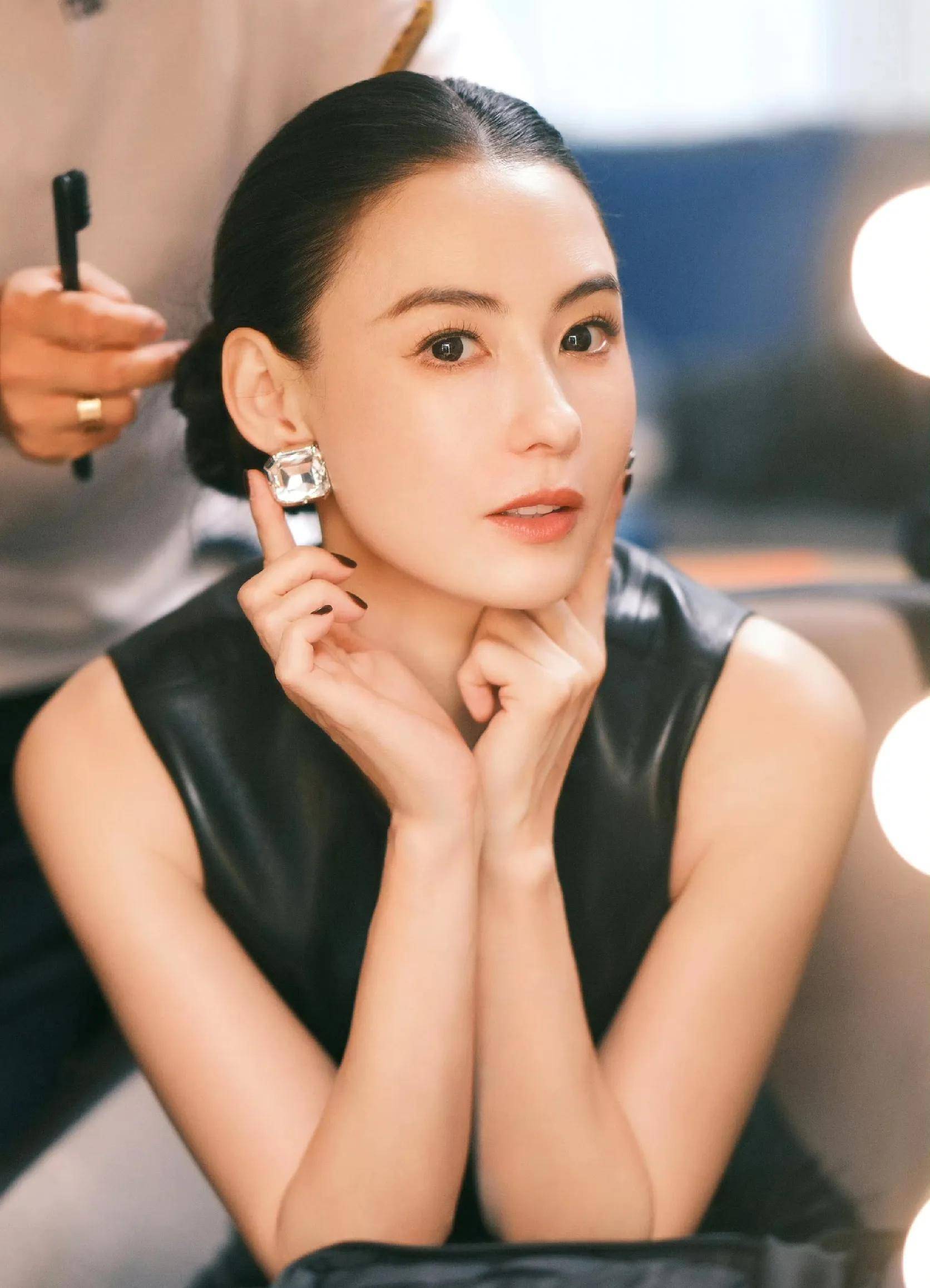 《河东狮吼》中,张柏芝饰演的柳月娥,无论男装,还是女装,总会裸露出