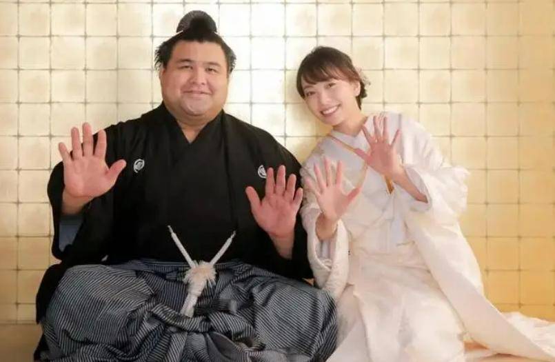 相扑手高收入吸引日本女性_相扑手的寿命_日本美女嫁给相扑手原因