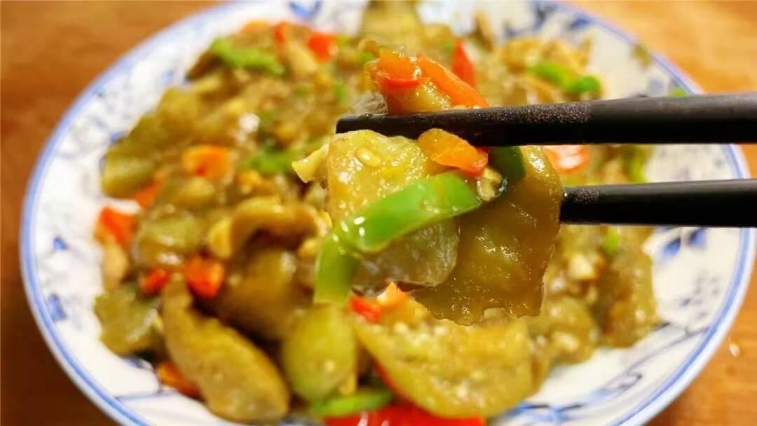 茄子挂满菜摊季，吸油难题咋破解？盐腌大法来救急
