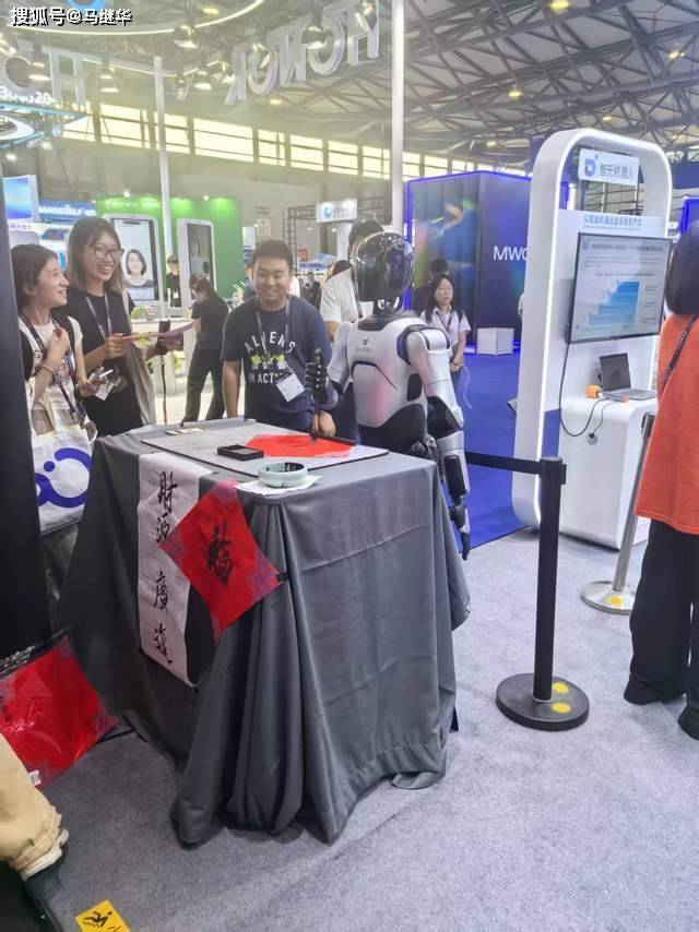 智元机器人亮相MWC，开启通信行业机器人服务新纪元