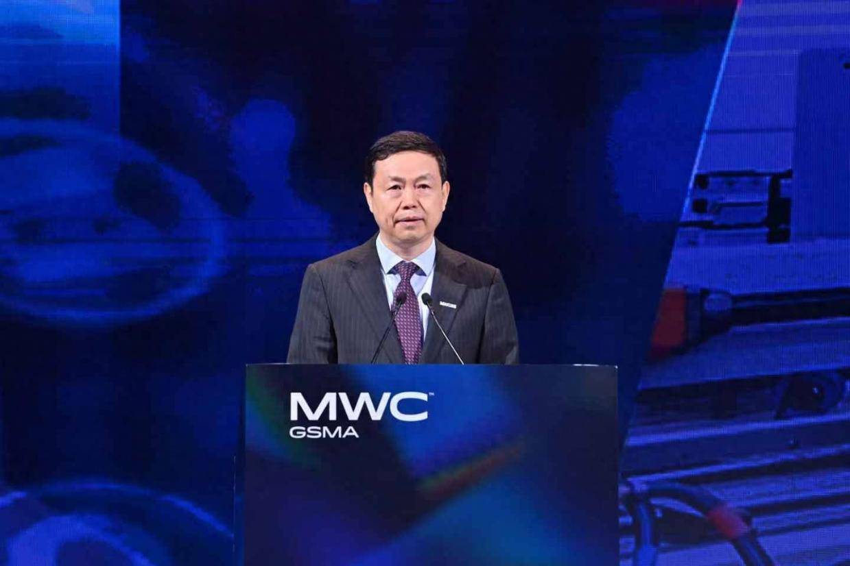 中国移动董事长杨杰：“AI+”引领智能涌现，开启碳硅融合新未来