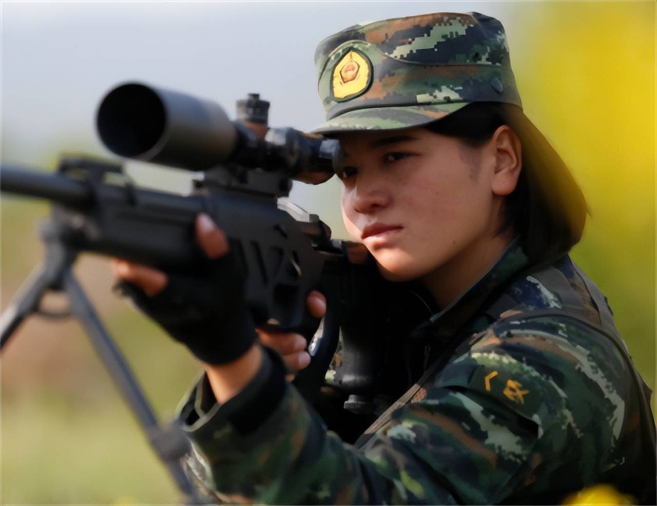 解放军女狙击手达娃卓嘎,荣获一等功,光荣提干