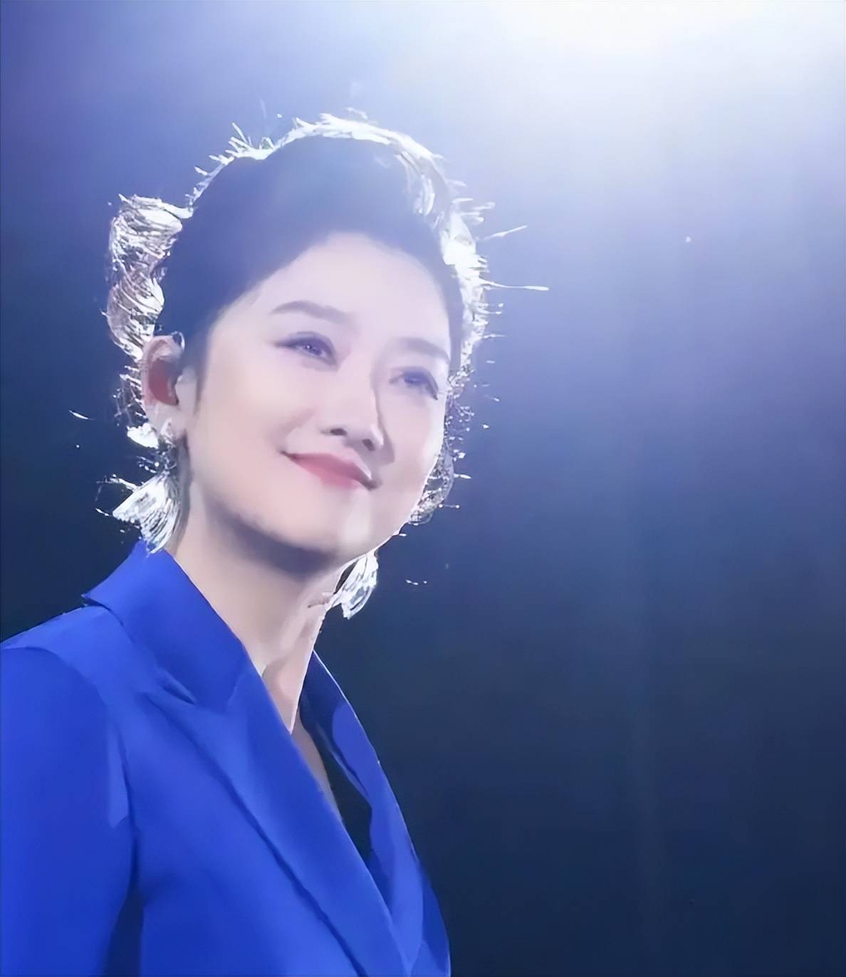 凤凰传奇玲花在演唱会上深鞠躬道歉,无一人退票,曾毅偷偷抹眼泪