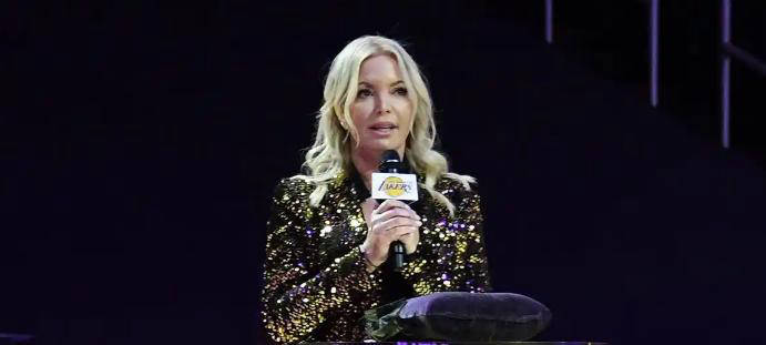 根据知名记者shams的报道,珍妮·巴斯已将湖人队85%的股份出售,新的