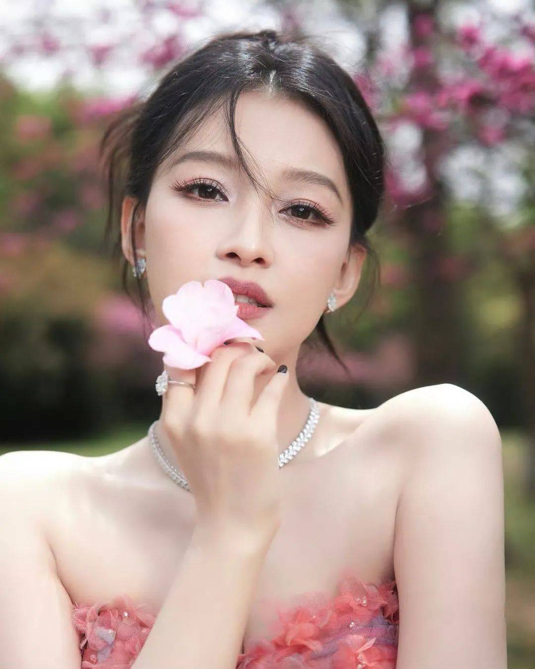 孙怡美到让人疯狂鲜花浪漫的季节里你是最美花仙子