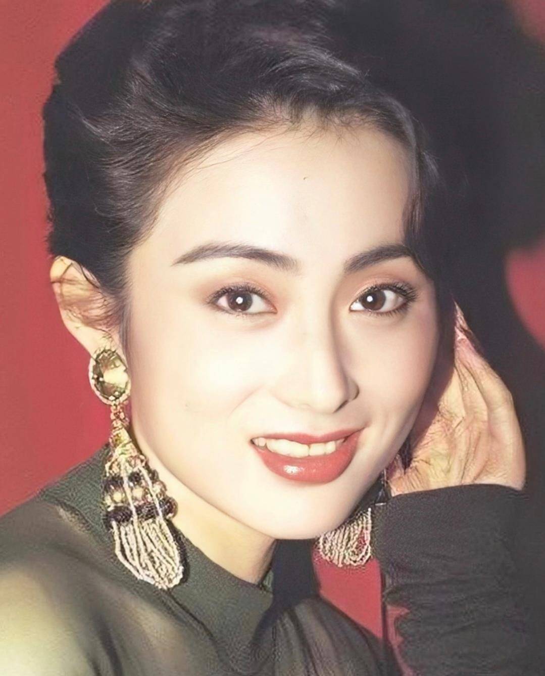 57岁张敏被发现,肌肤娇嫩身材挺拔,演过《倚天屠龙记》的赵敏