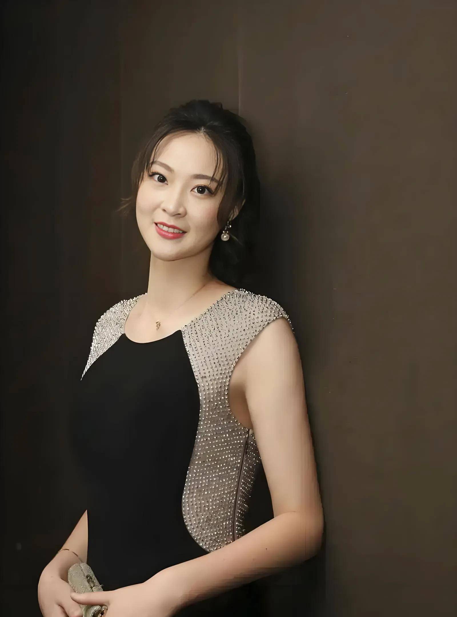 嫁北大才子恩爱多年,女儿软萌可爱,一家子好温馨