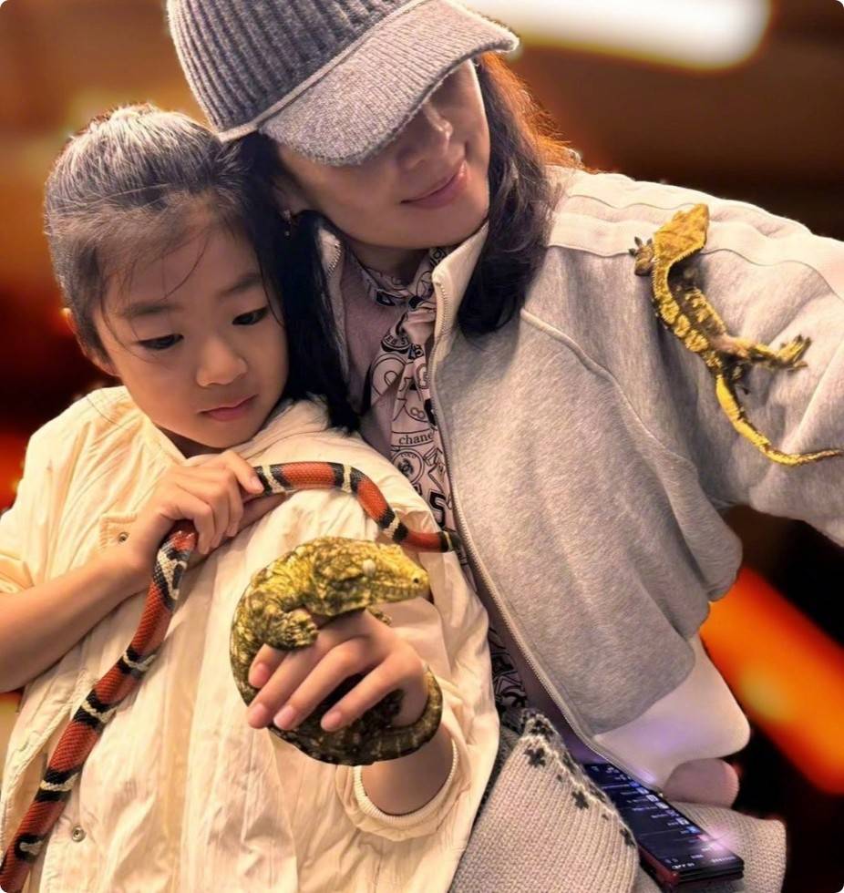 完美继承妈妈基因,章子怡女儿近照曝光,五官精致如天使