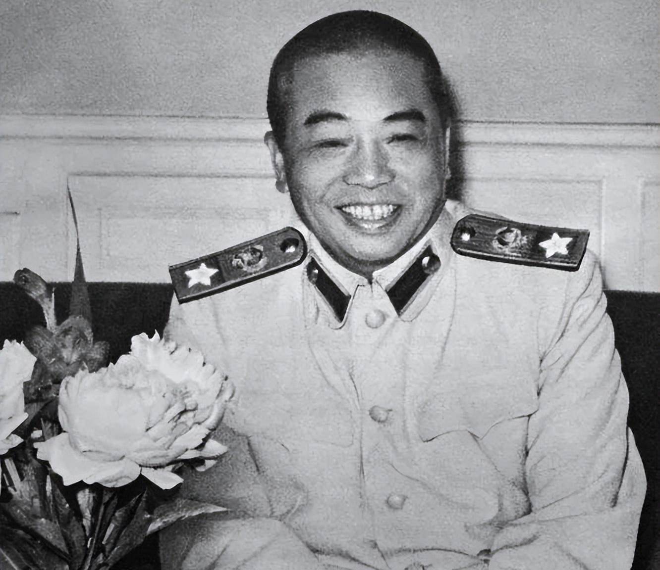 建国十周年庆典毛主席与将帅合影，为何独缺彭德怀？背后原因惊人