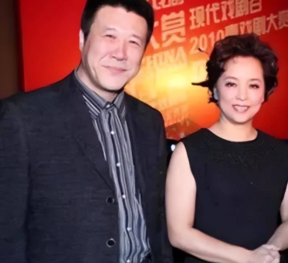 宋忆宁比他小两岁,出身戏剧世家:父亲是上戏老教师,母亲和哥哥都是