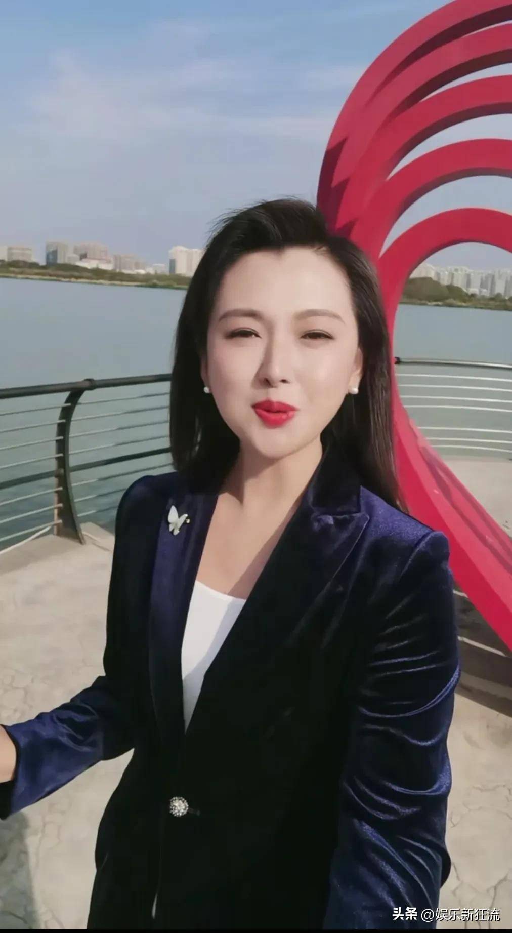 苏超火热,黄石要当江苏十四妹?湖北美女主播梁晶给出完美解释