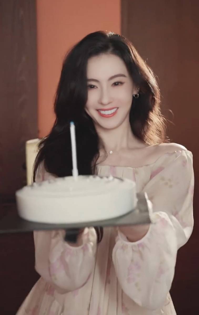 张柏芝晒视频为周星驰庆生!穿碎花裙手捧蛋糕甜美动人