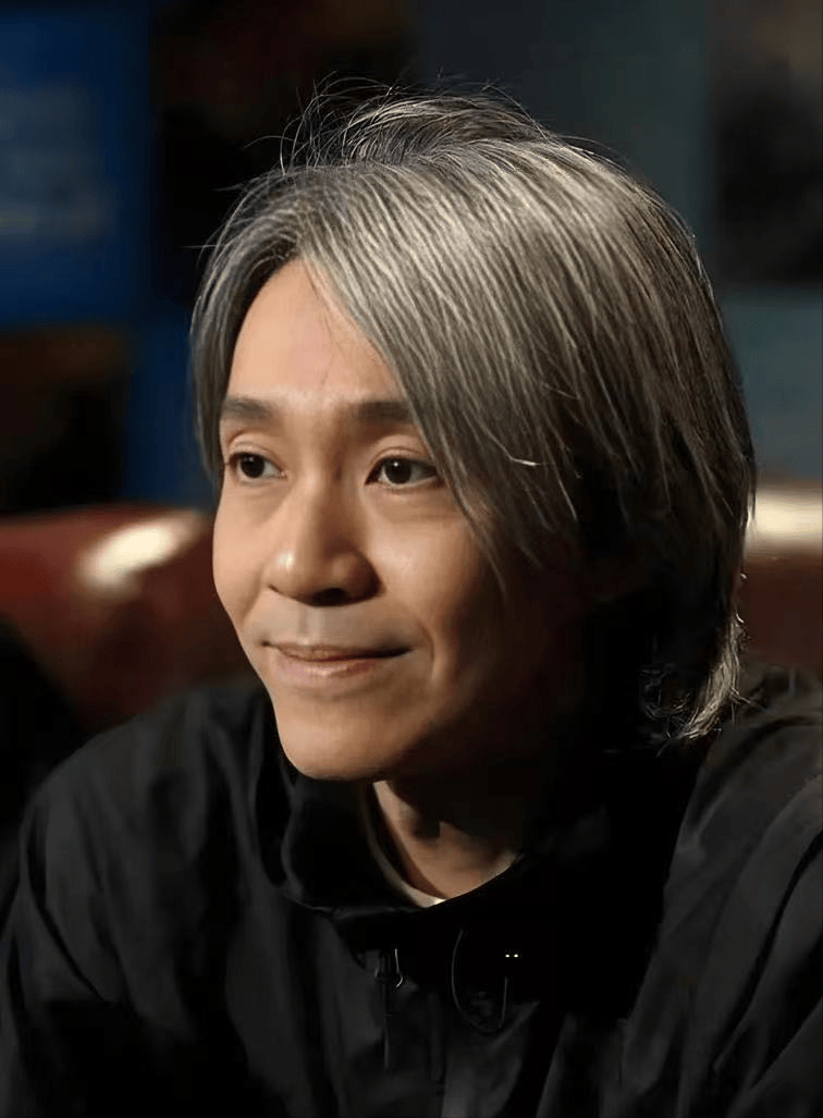 62岁周星驰近照曝光,穿着朴素坐c位,其模仿者爆火热度不输本尊