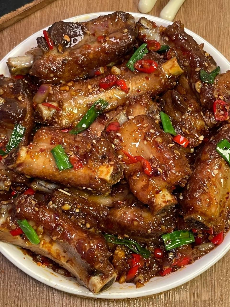 午后邂逅蒜香排骨，酥脆鲜嫩瞬间征服味蕾，