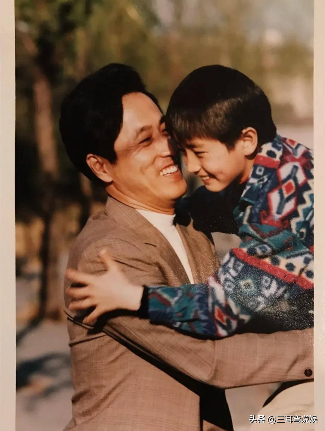 杨玏晒与杨立新自拍照庆父亲节称呼爸爸为新新哥两人越长越像