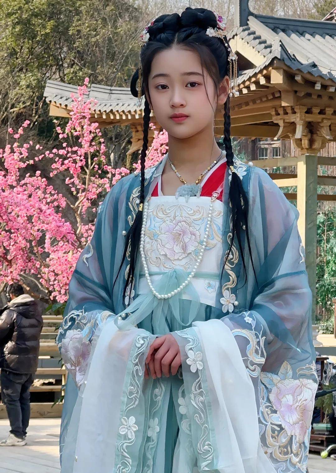 小童星明星档案 i 从"小模特"到"小演员",陈雨萱的破圈之路
