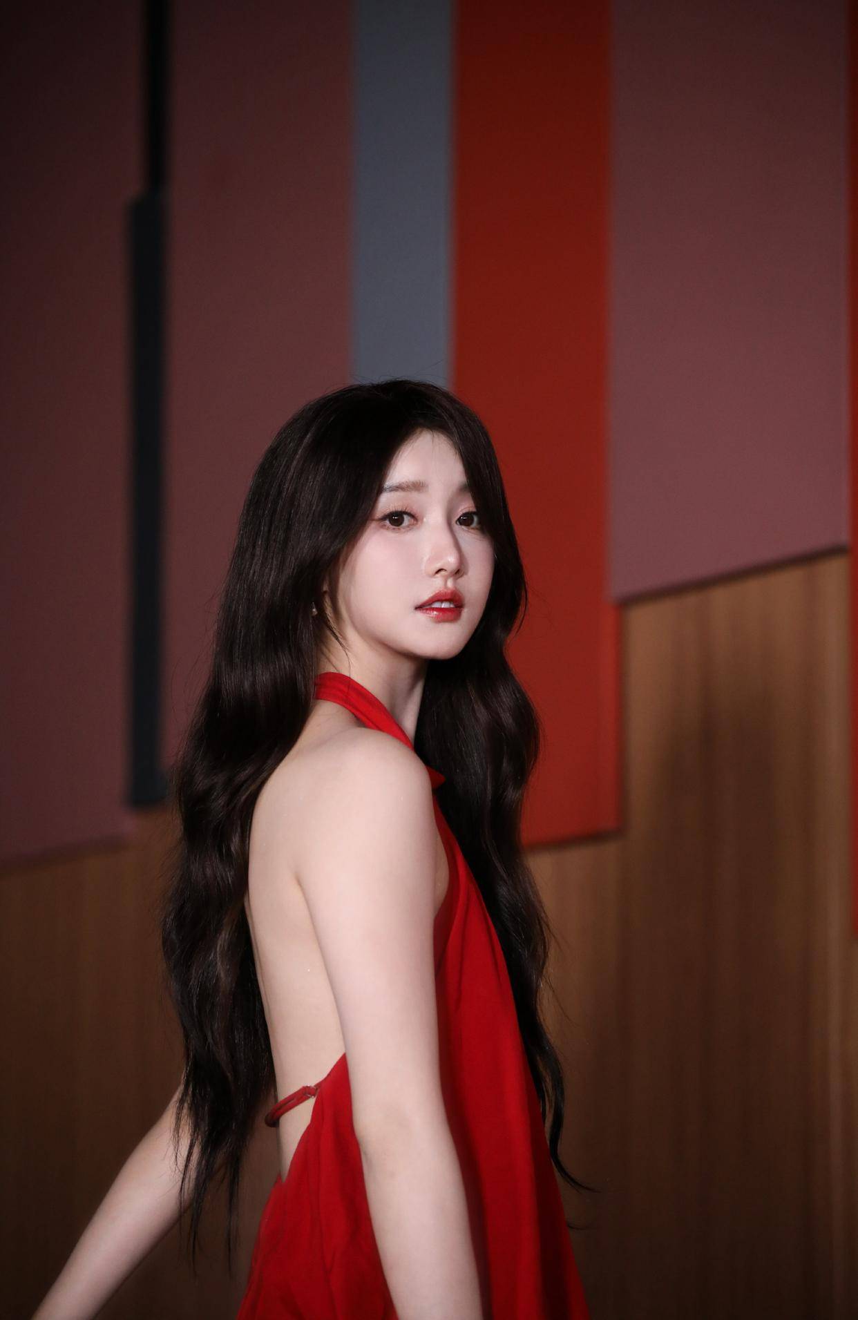 原创姜贞羽穿红裙藏小心机挂脖露背设计29岁美出新高度