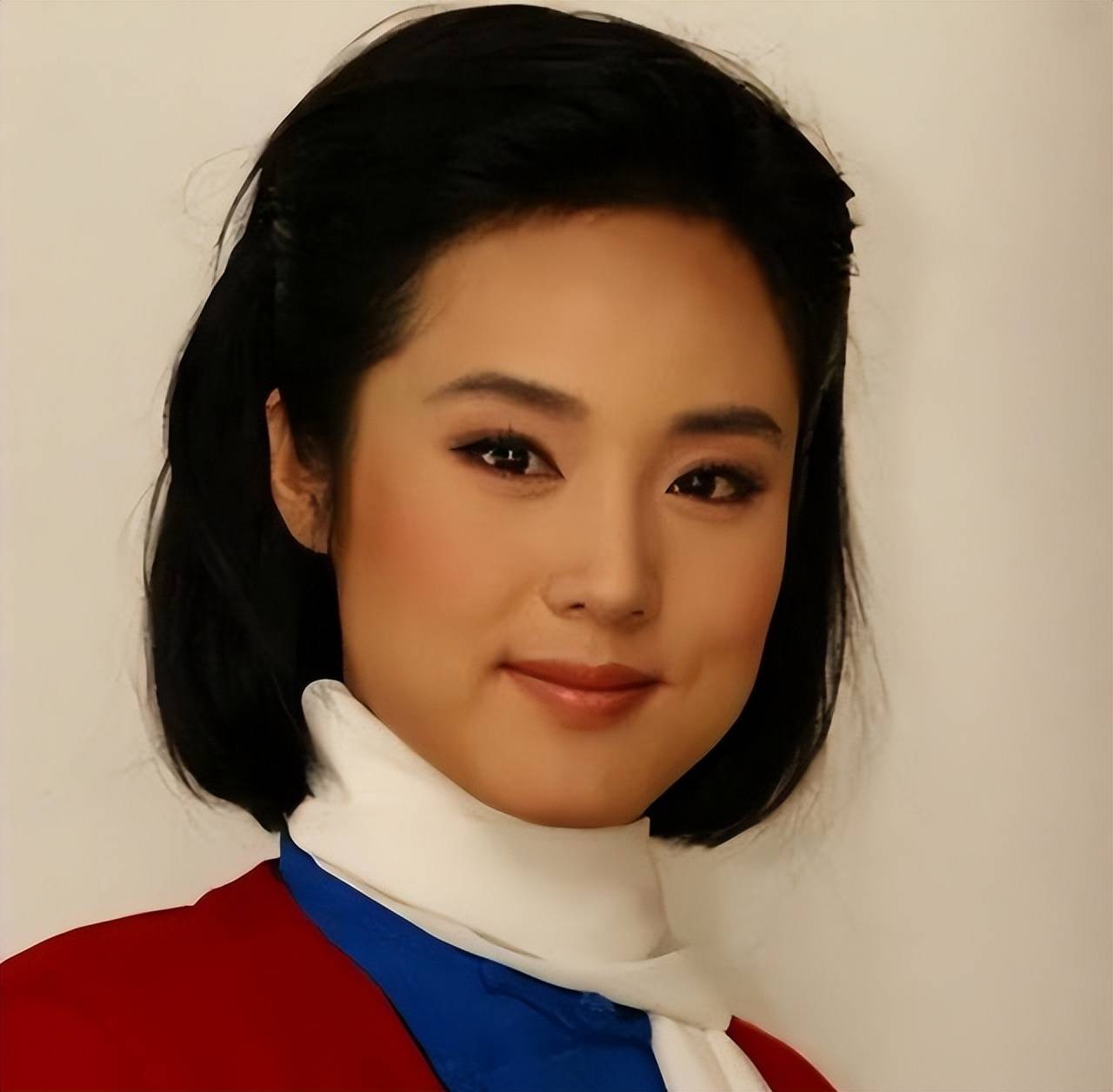 著名歌唱家哈辉:三婚遭非议,嫁给丈夫后儿女双全,生活幸福美满