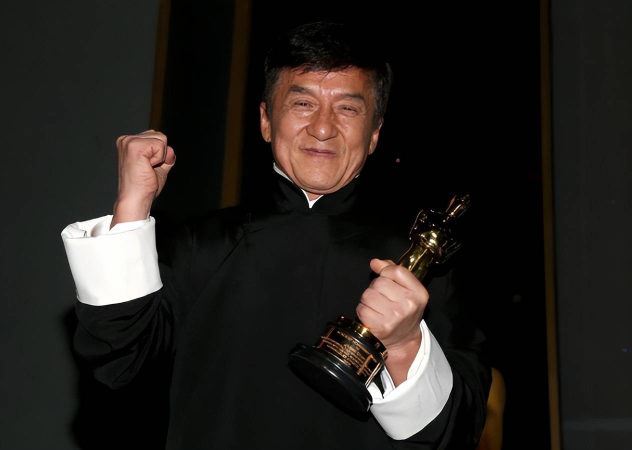 身正不怕影子斜,71岁成龙大哥坚持拍戏,打破刻板印象再创新高